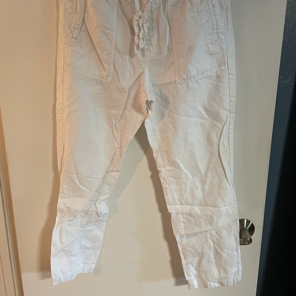 White crop pants.